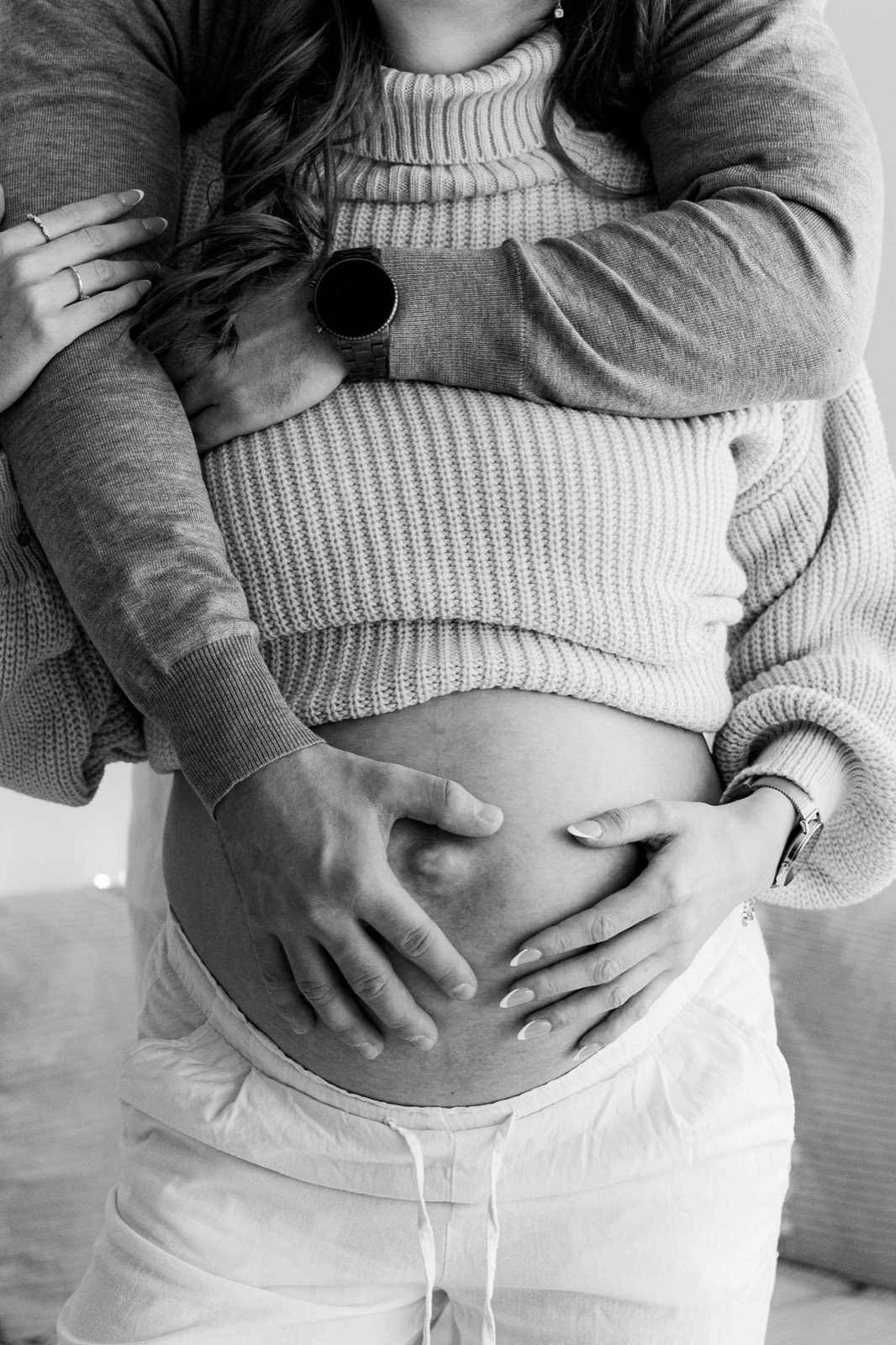 Babybauch, schwarz-weiß