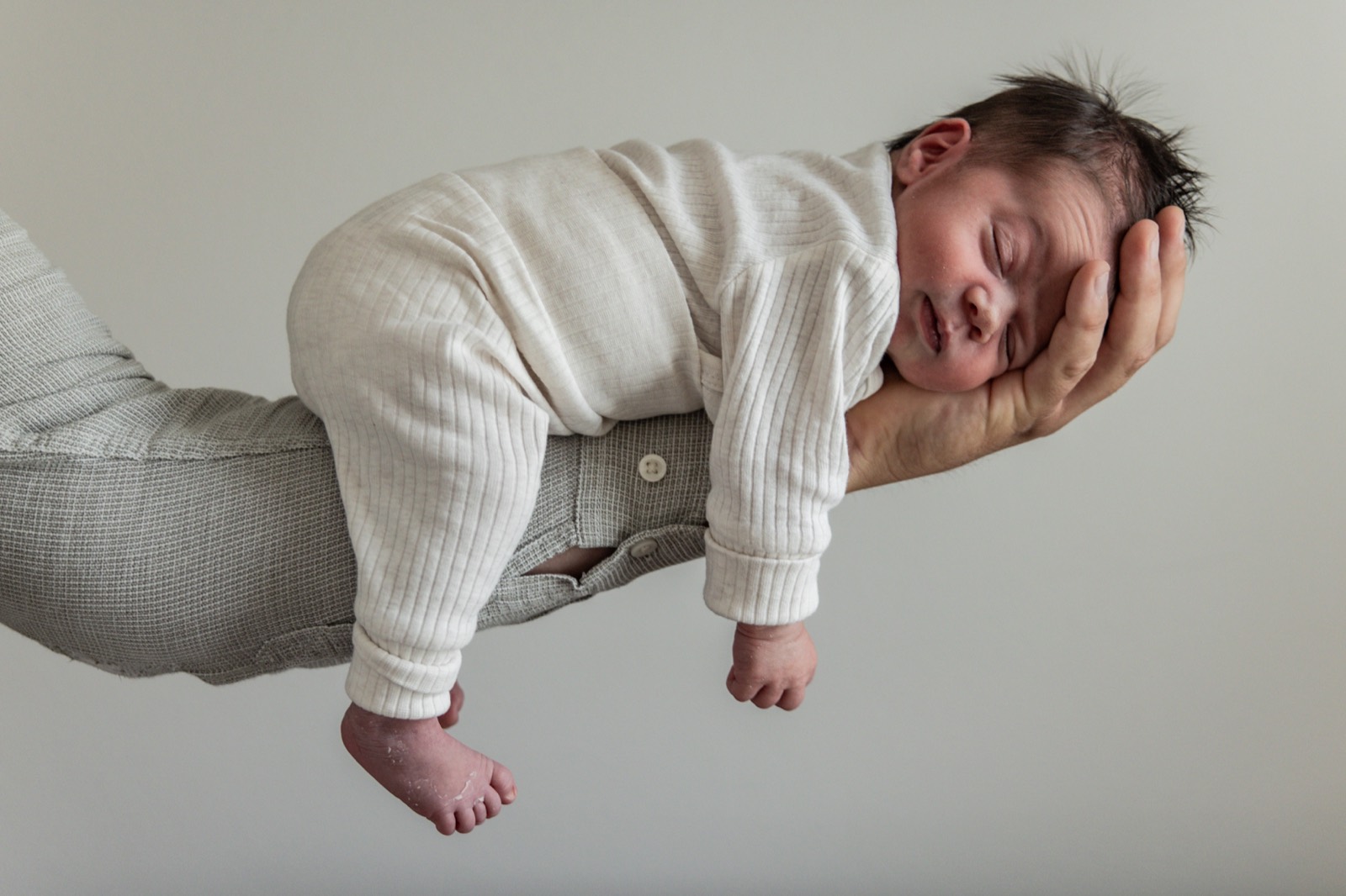 Baby schläft auf dem Arm
