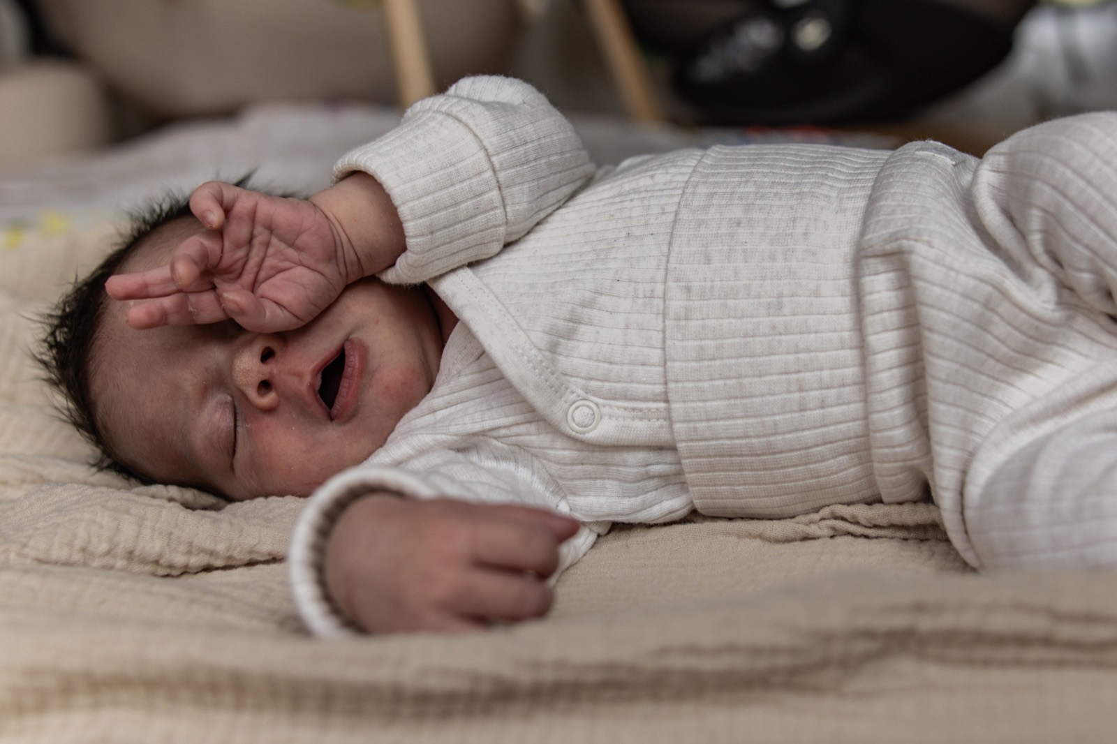 Baby, eingewickelt, gähnend
