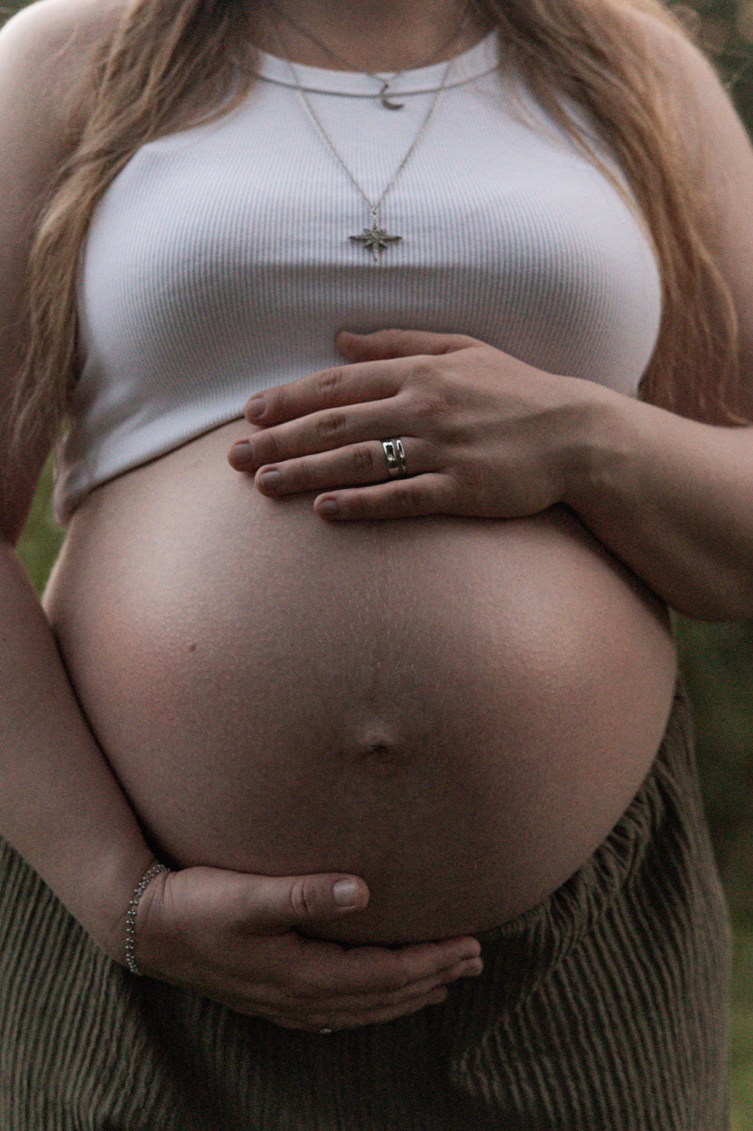 Babybauch-Shooting, schwarz-weiß