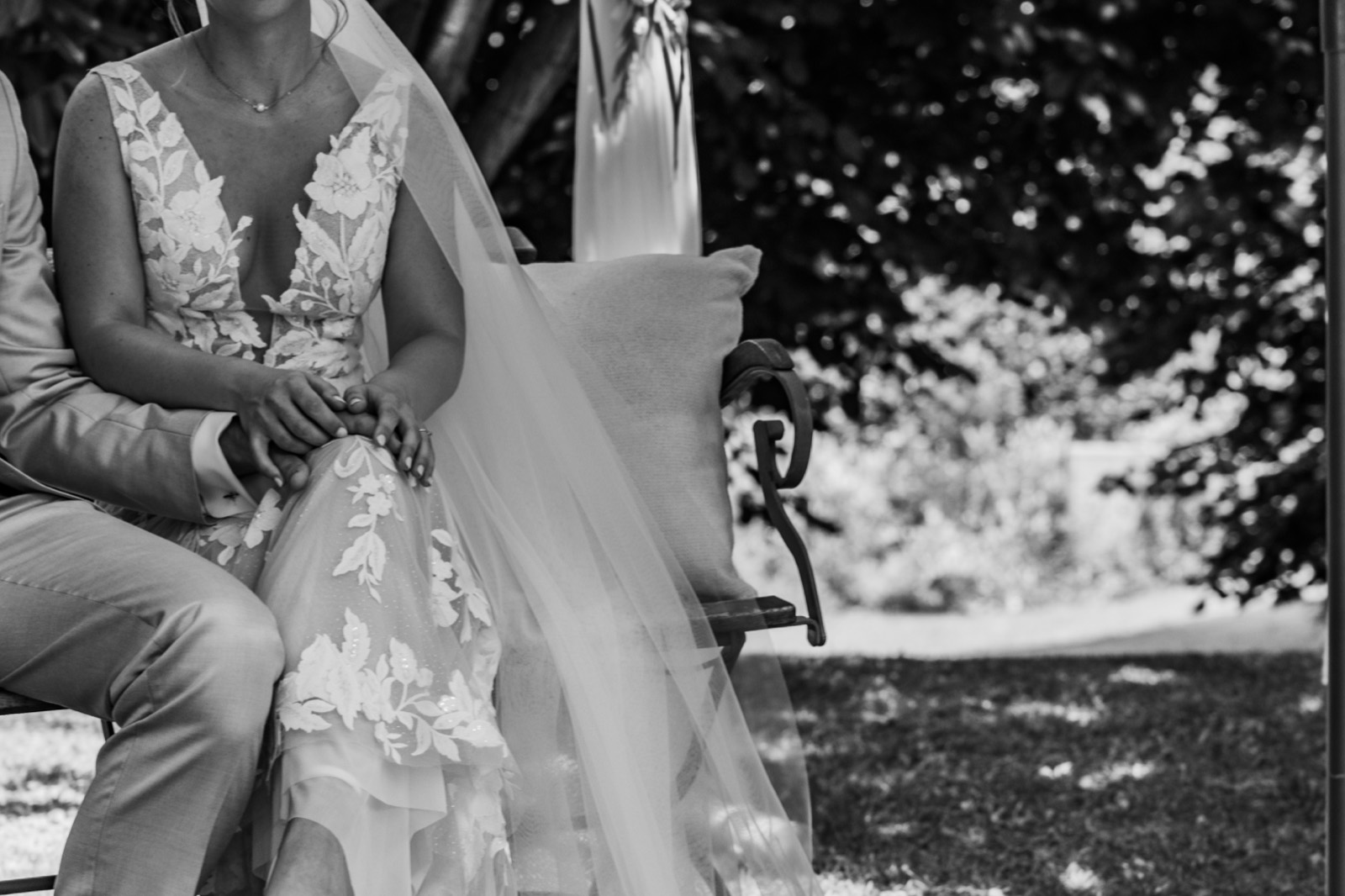 Brautkleid im Detail, schwarz-weiß