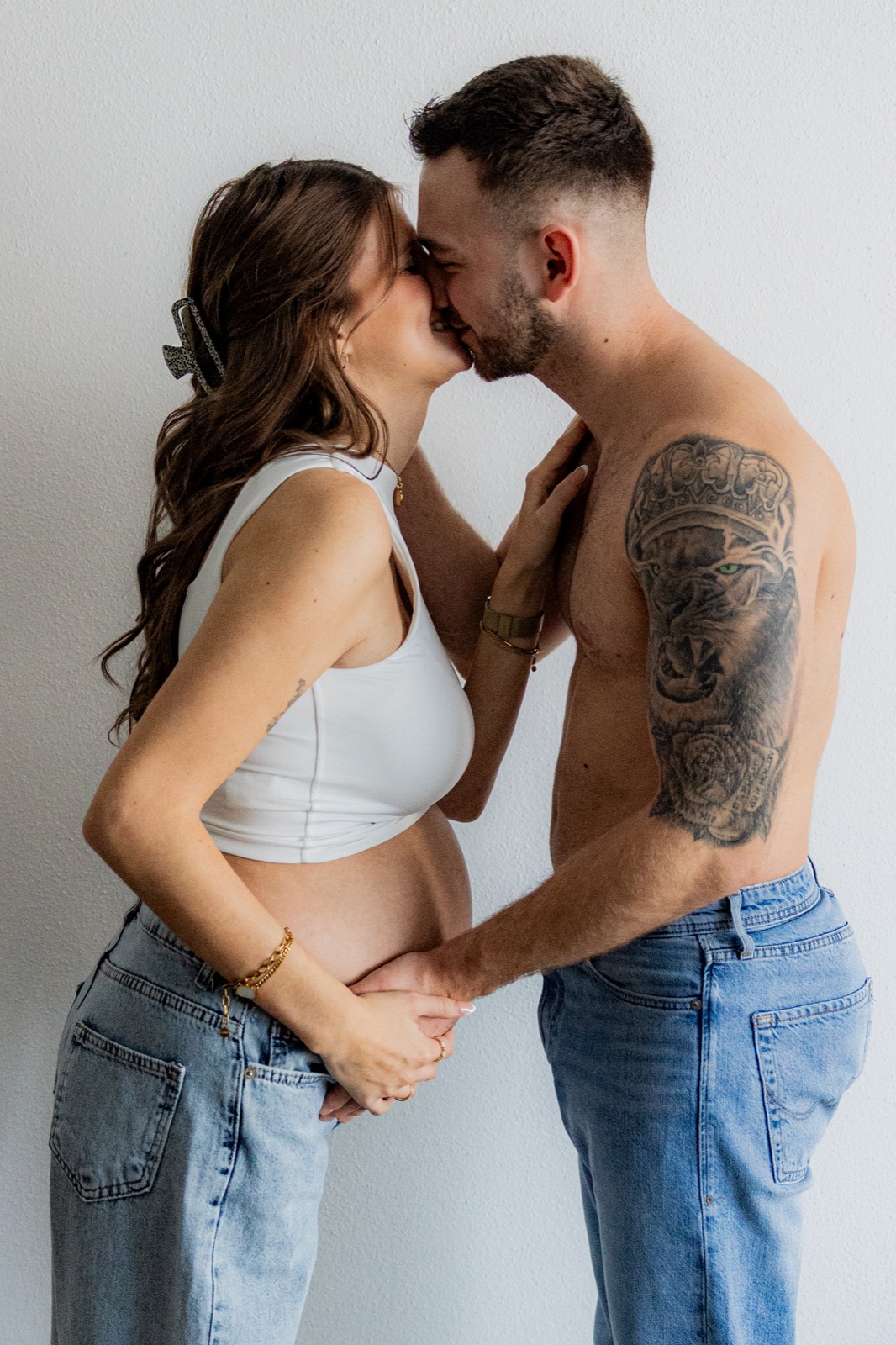 Verliebtes Paar bei einem Babybauch-Shooting