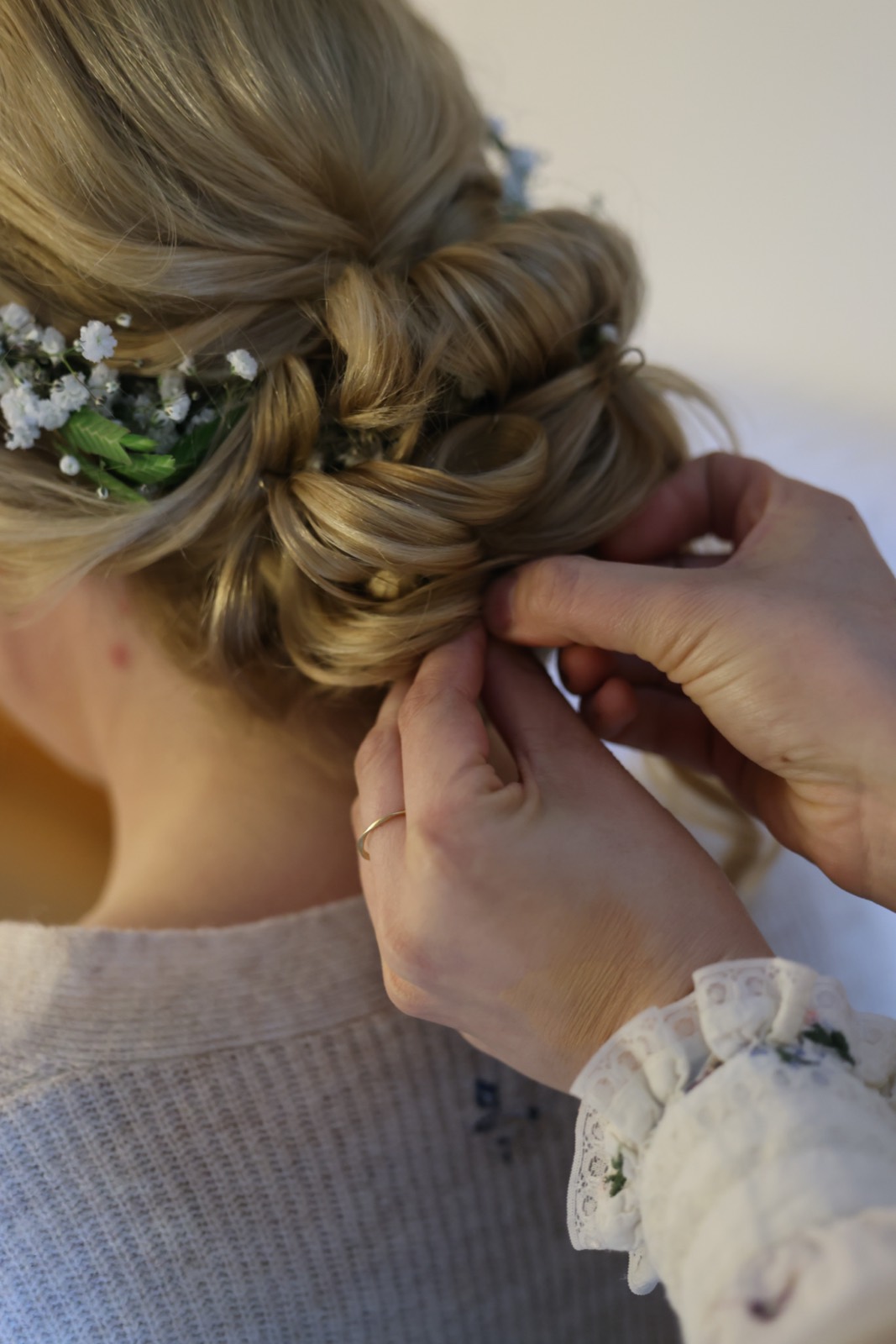 Haarstyling mit Blumenschmuck